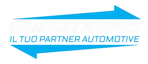 Un logo blu a forma di freccia con le parole COMPANY SERVICE in grassetto bianco e IL TUO PARTNER AUTOMOTIVE in testo blu più piccolo sotto di esso su sfondo nero.